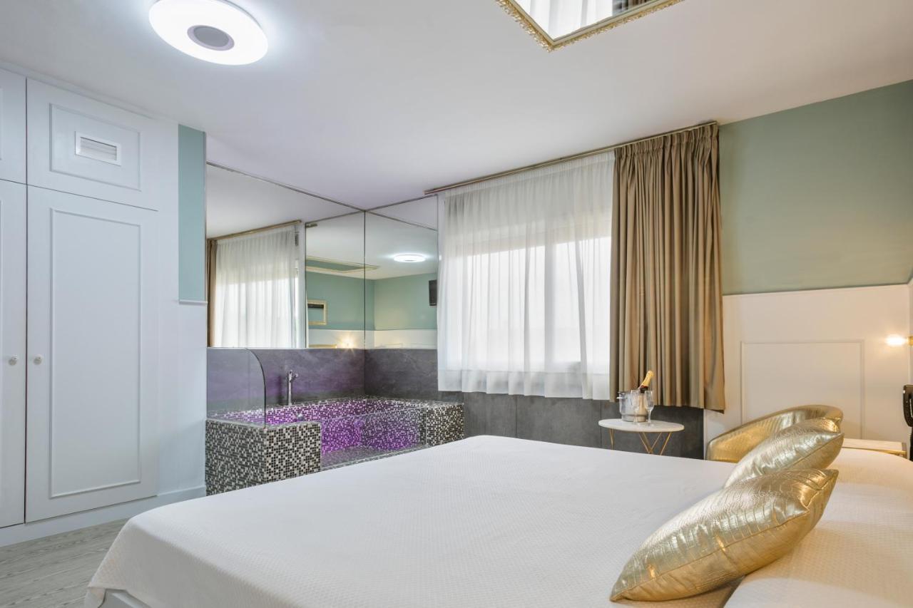 Suite with Spa Bath,1742800155:JPEG