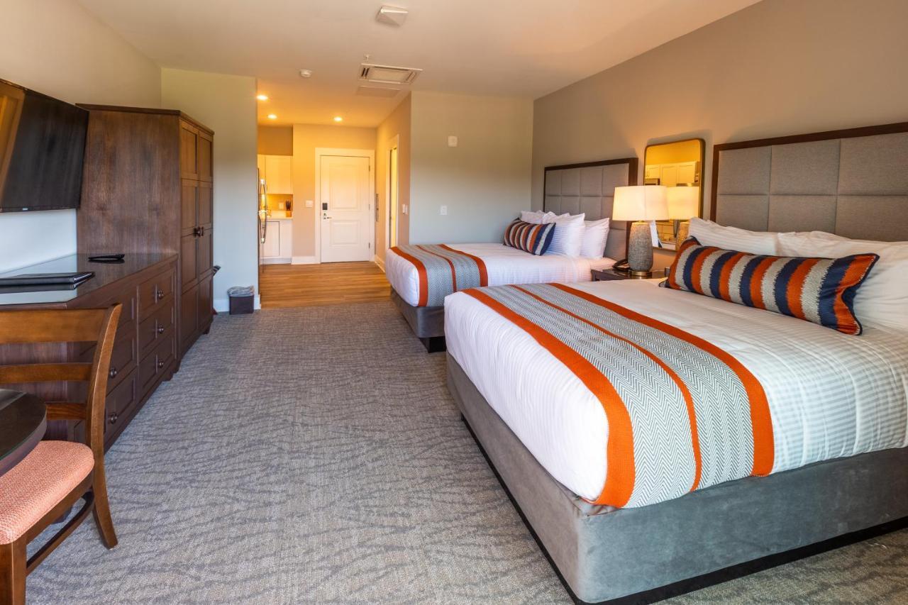 Resort Studio Kitchen Two Queen Beds