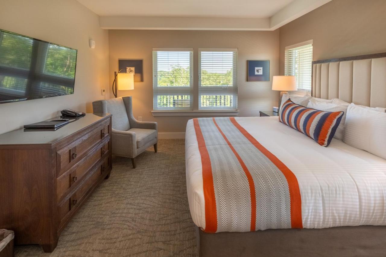 1 Bedroom Suite Kitchen King Bed