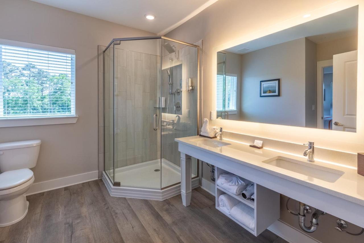 1 Bedroom Suite Kitchen King Bed