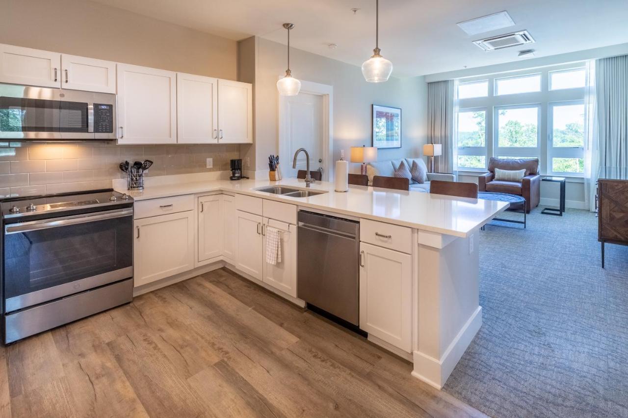 1 Bedroom Suite Kitchen King Bed