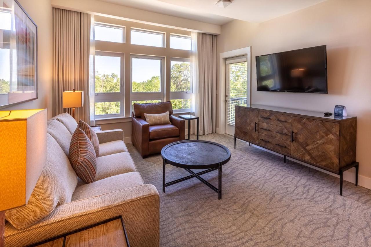 1 Bedroom Suite Kitchen King Bed