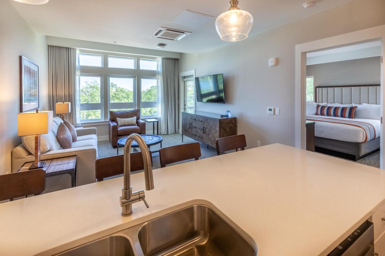 1 Bedroom Suite Kitchen King Bed