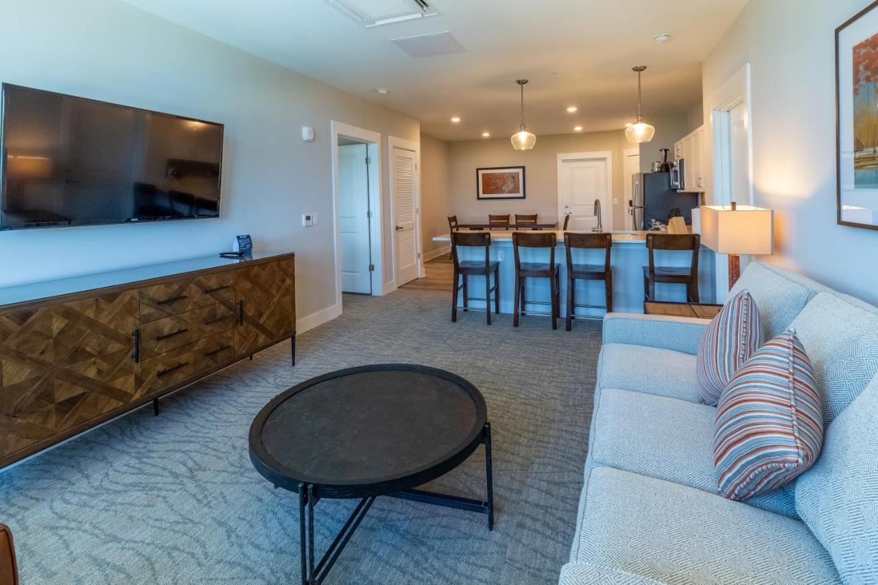 1 Bedroom Suite Kitchen King Bed