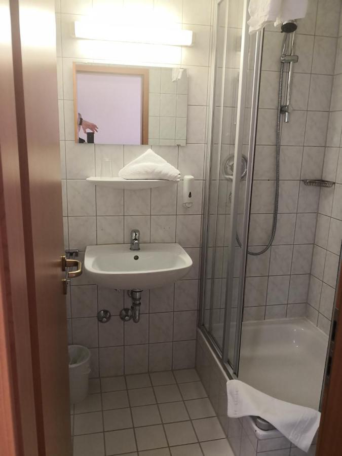 Einzelzimmer mit Dachschräge