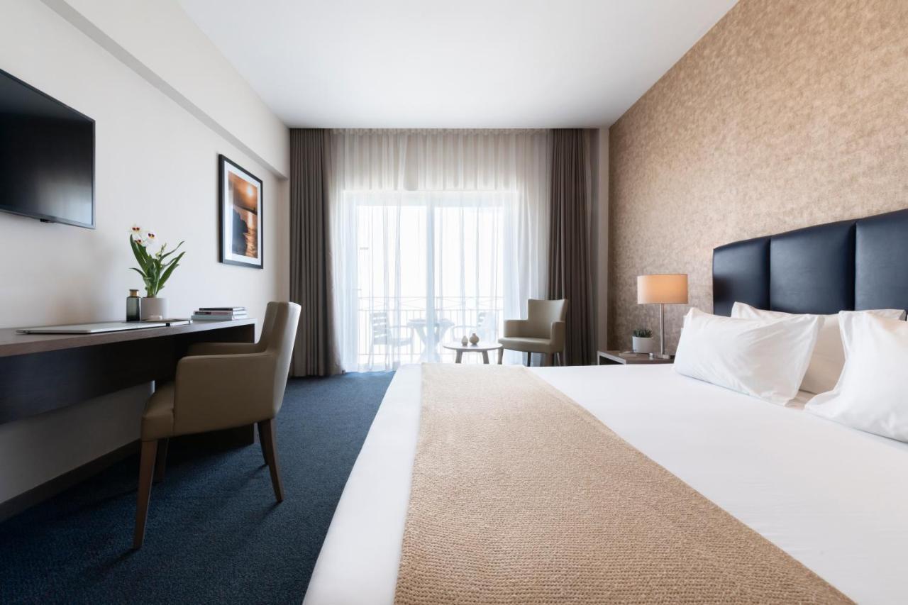Chambre Double ou Lits Jumeaux Supérieure avec Vue Latérale sur la Mer