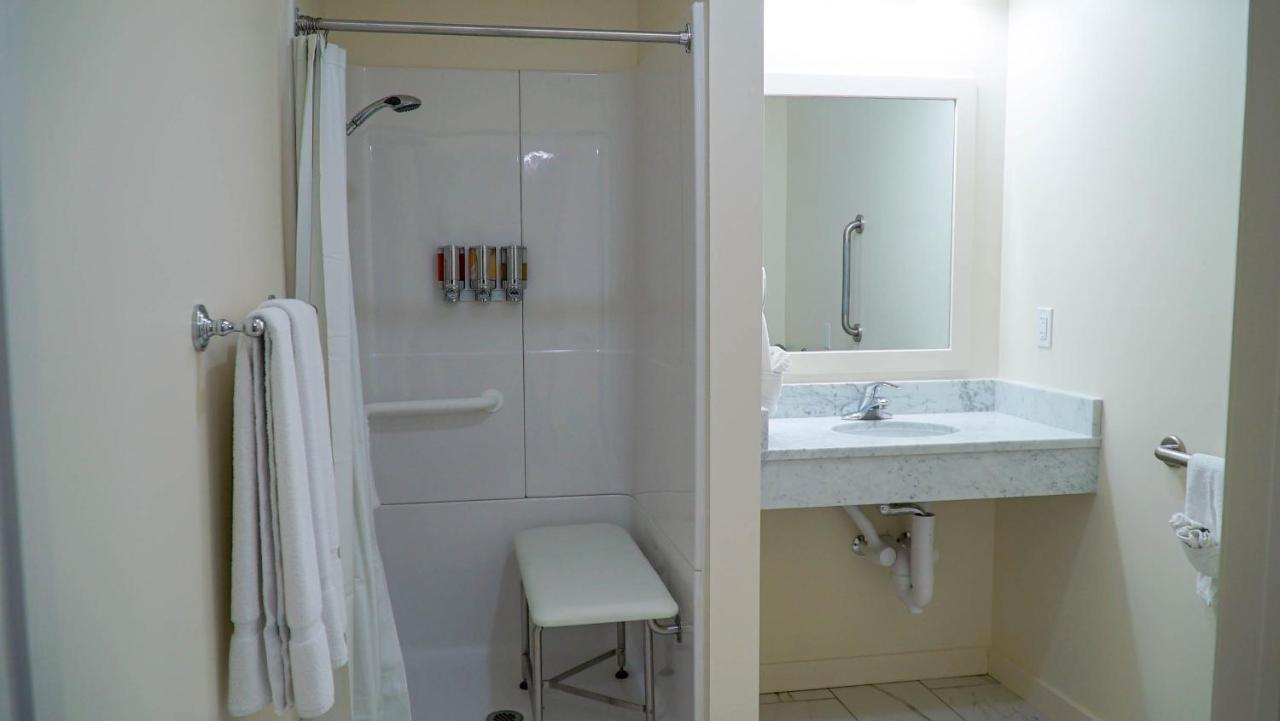 Double Queen Mobility Access with Roll-in Shower