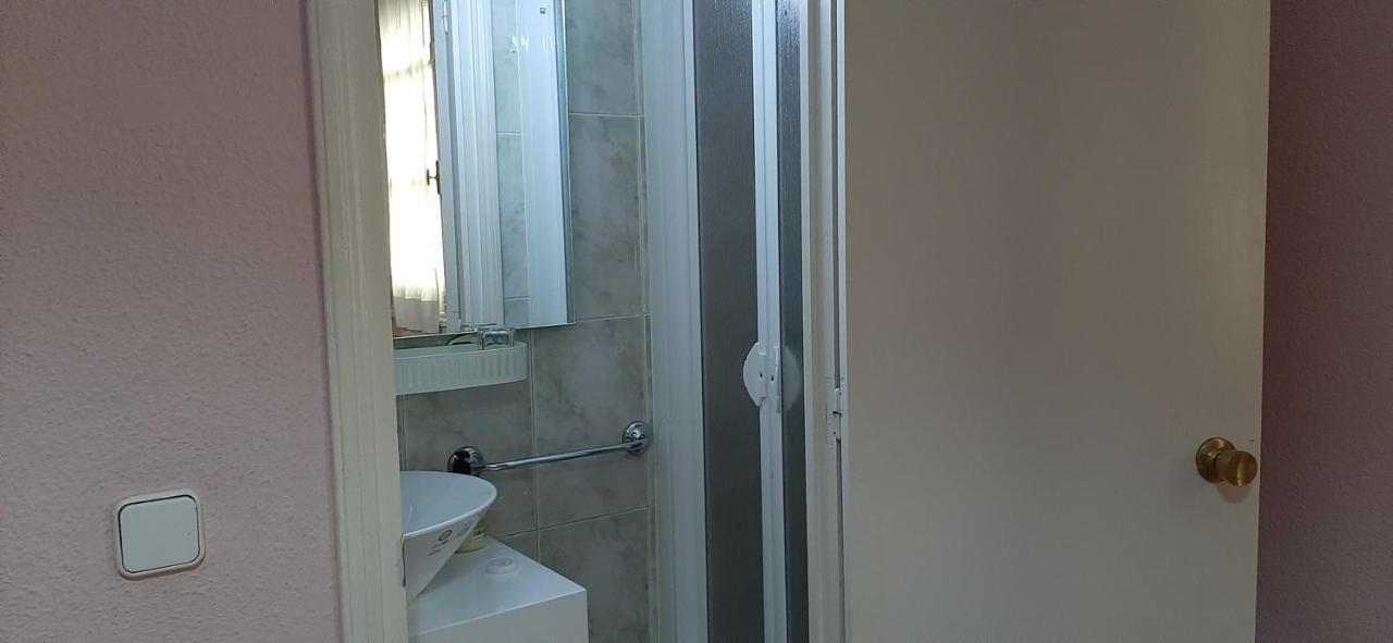 Tweepersoonskamer met Gedeelde Badkamer