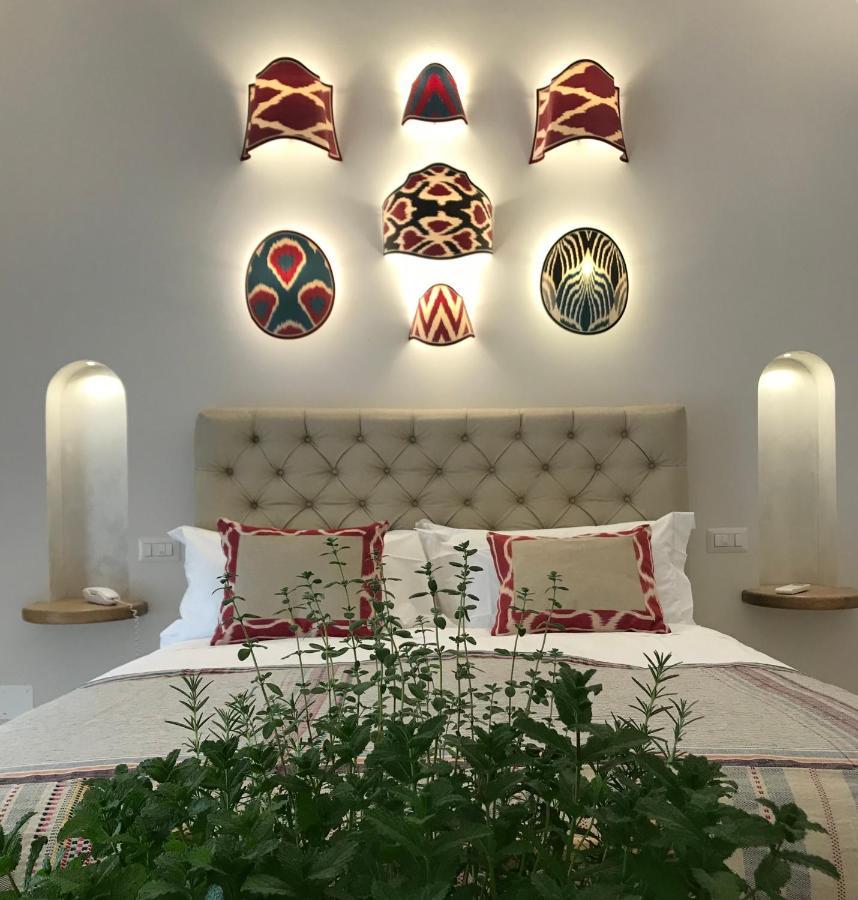 Kamer met Queensize Bed en Gedeeltelijk Uitzicht op Zee