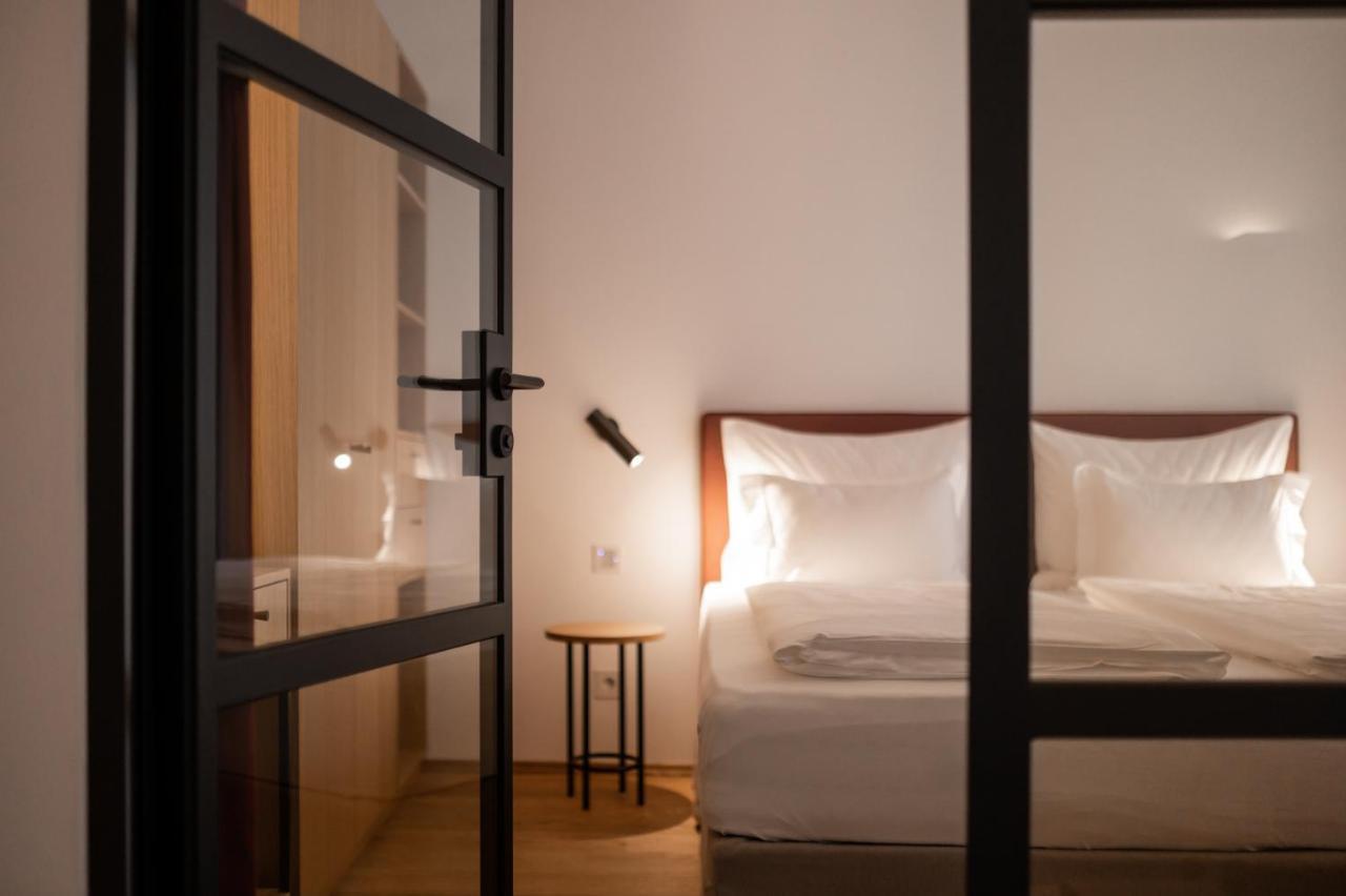 One-Bedroom Apartment Balcony,1007593099:JPEG