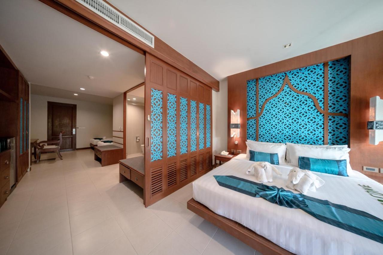 Deluxe Family Room Pool View
