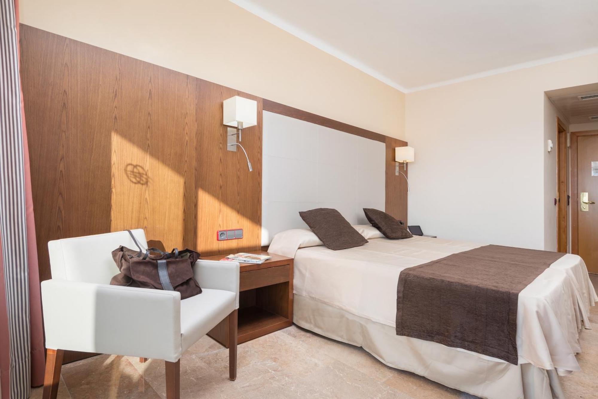Doppel-/Zweibettzimmer mit Balkon