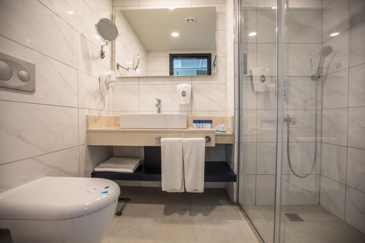 Family Room with Side Sea View,1013362078:JPEG