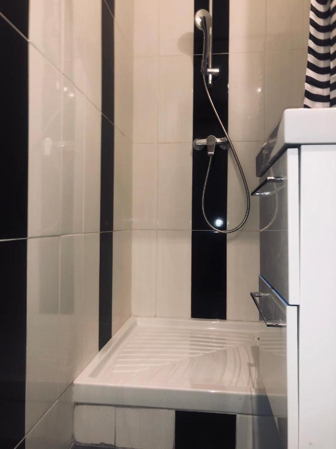 Chambre Simple avec Toilettes Communes