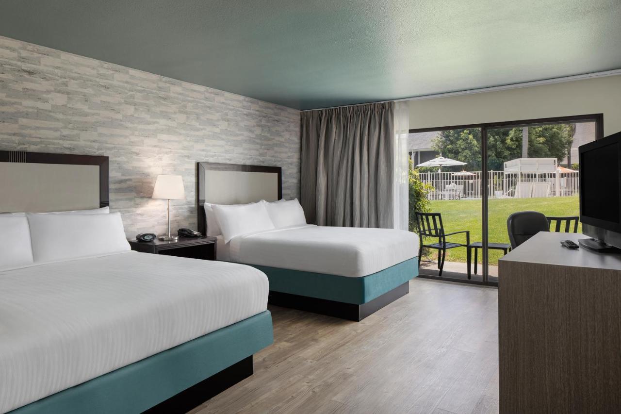 Queen Room with Two Queen Beds and Roll-In Shower - Courtyard View/Mobility Accessible