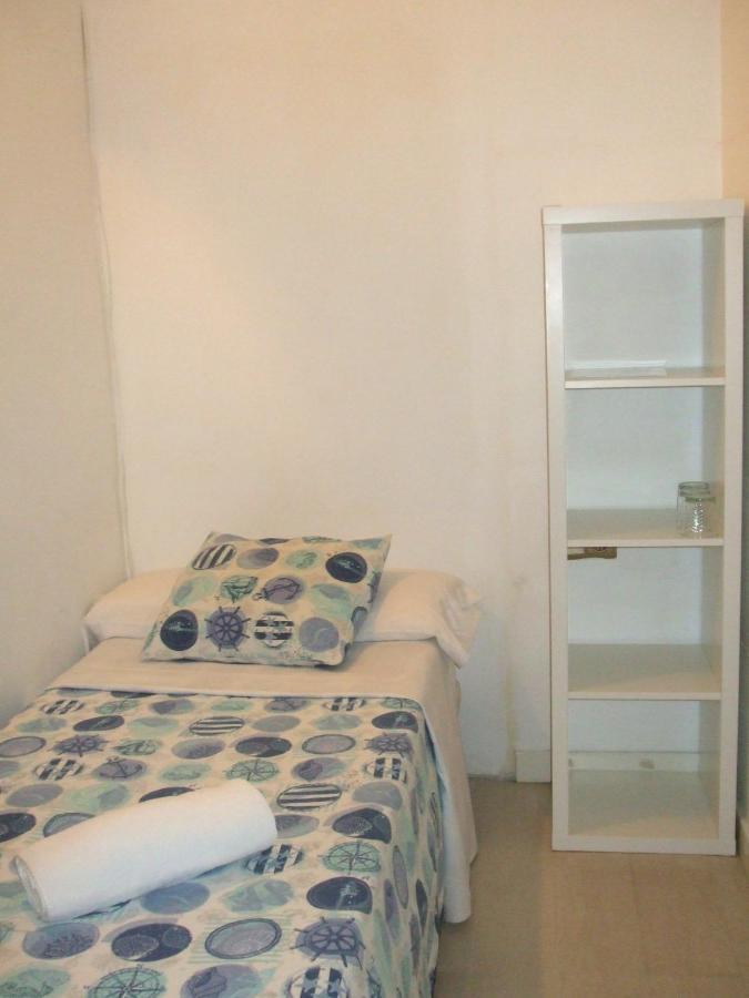 Quarto Triplo com Banheiro Compartilhado