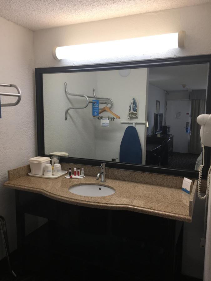 Deluxe King Room with Bath Tub - Mobility/Hearing Accessible - Non-Smoking