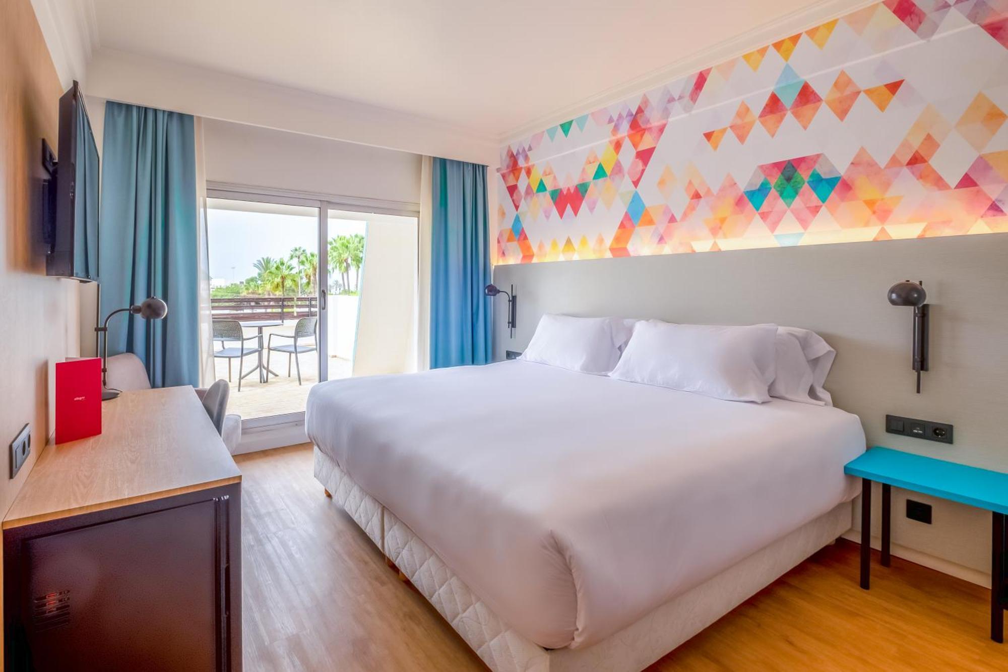 Quarto Twin com Vista Piscina