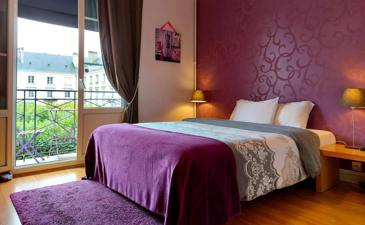 Habitación con cama extragrande y balcón