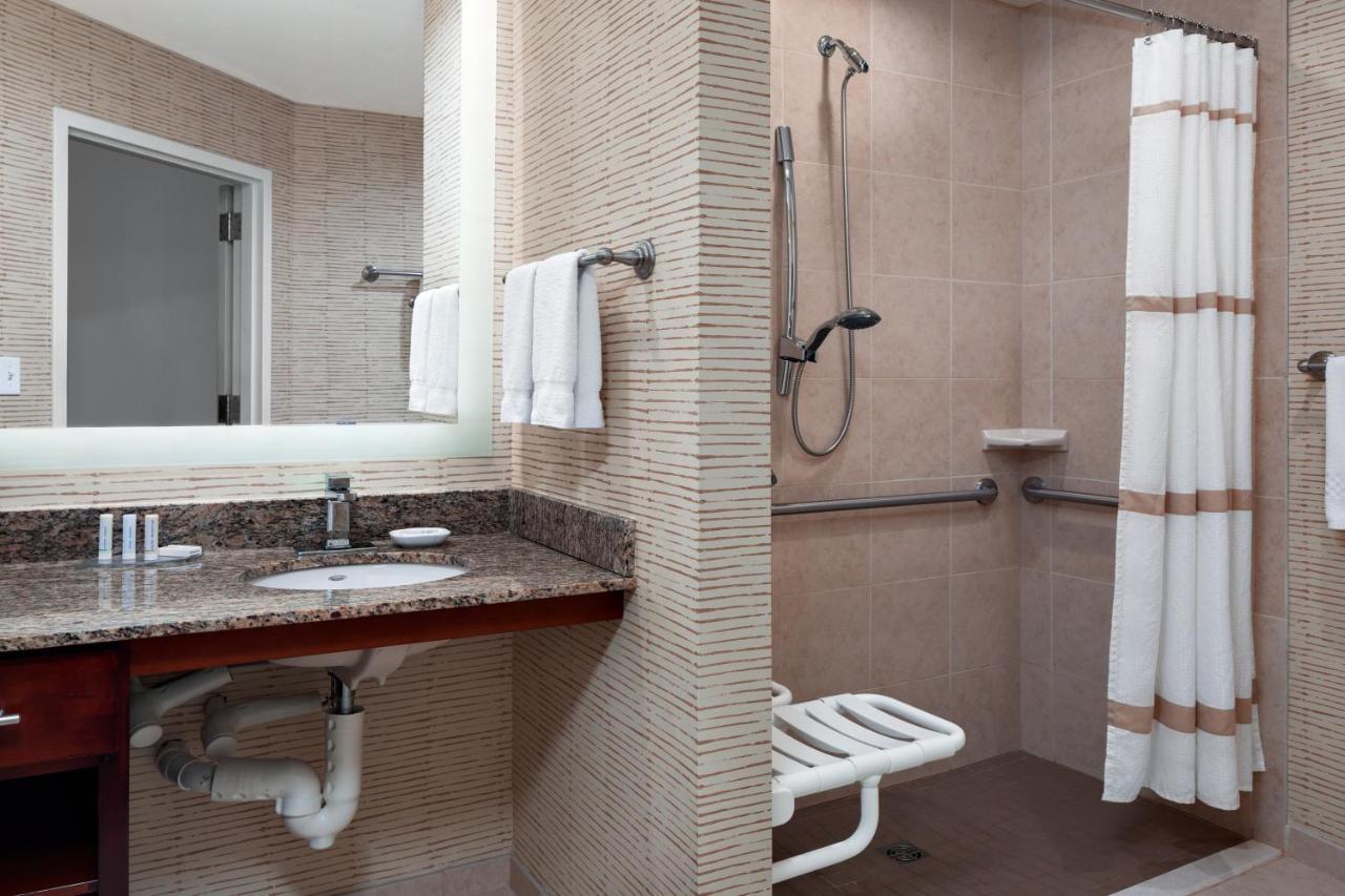 One-Bedroom Queen Suite with Sofa Bed and Lytle Park View