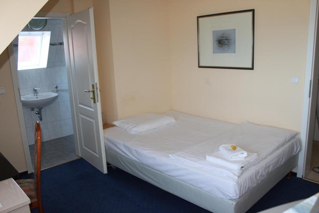 Triple Room Souterrain,43901362:JPEG