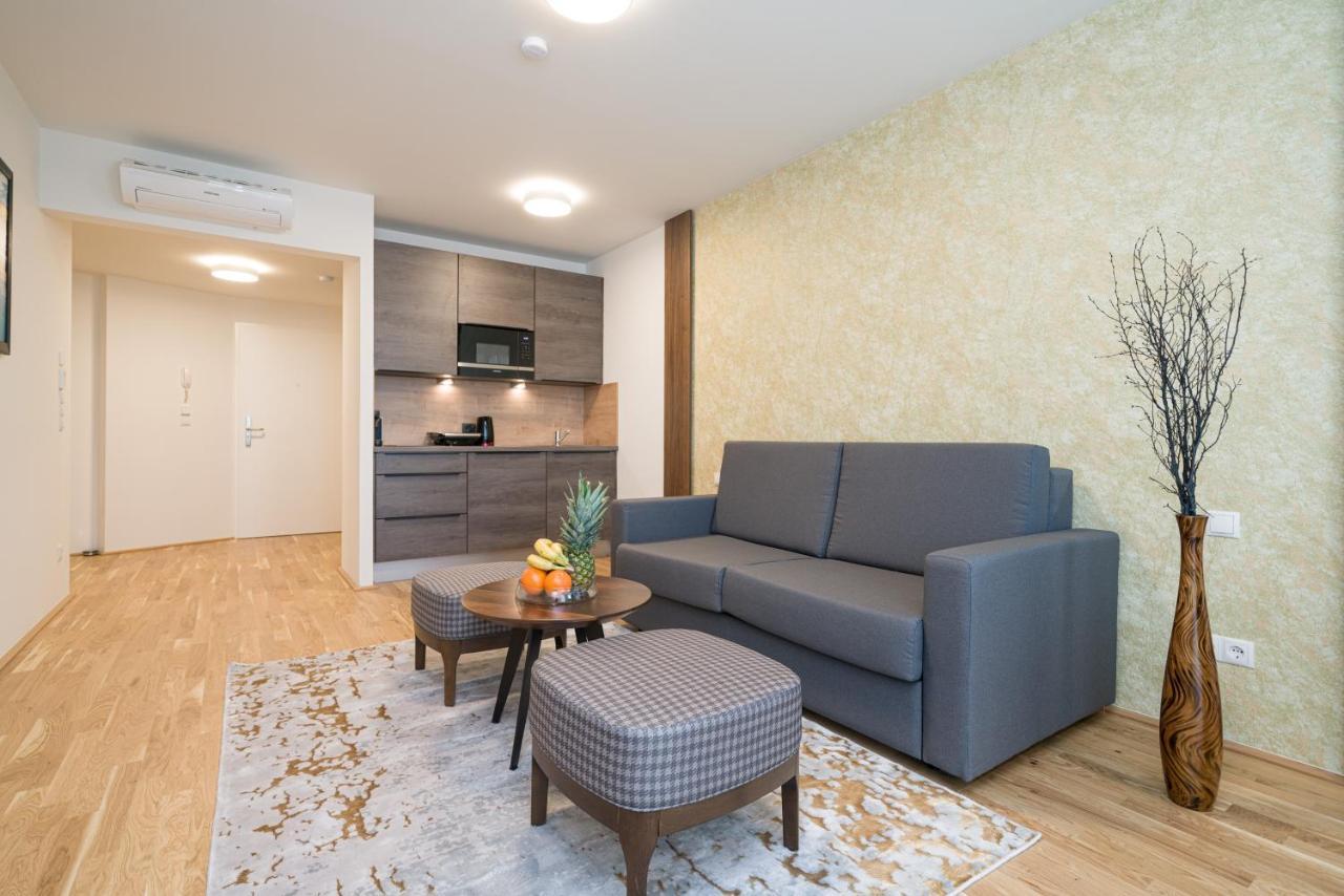 One-Bedroom Apartment Balcony,1032593588:JPEG