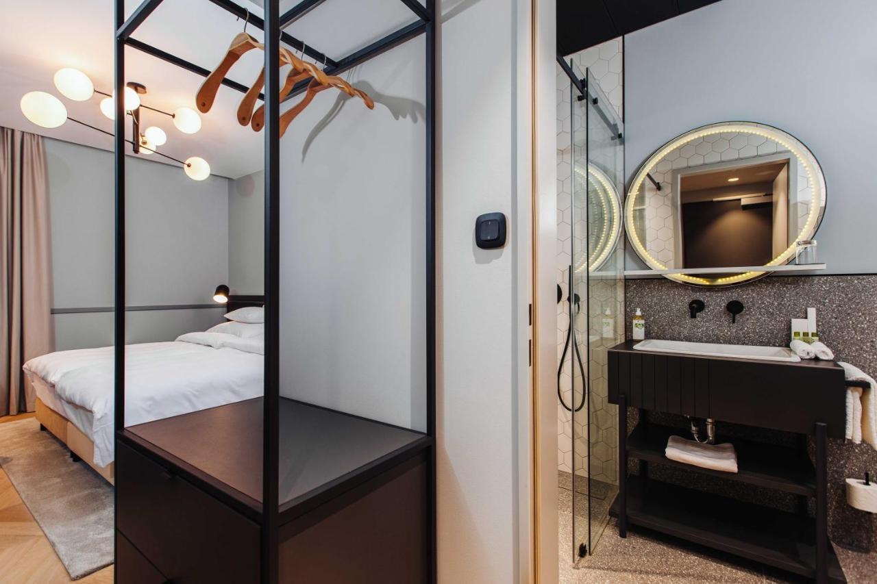 Dit is een tweepersoonskamer in de kelder met 1 tweepersoonsbed of 2 aparte bedden.