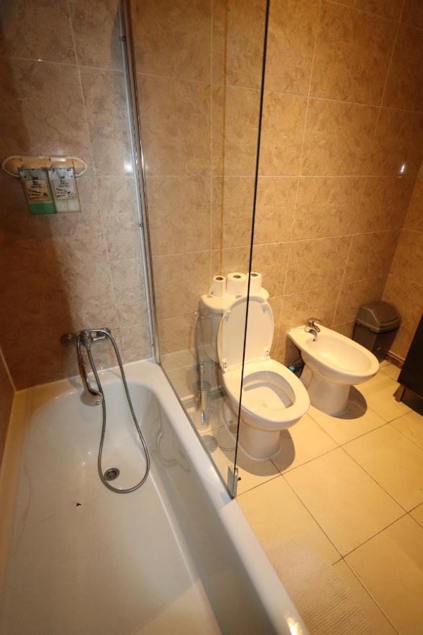 Quarto Duplo com Casa de Banho Partilhada