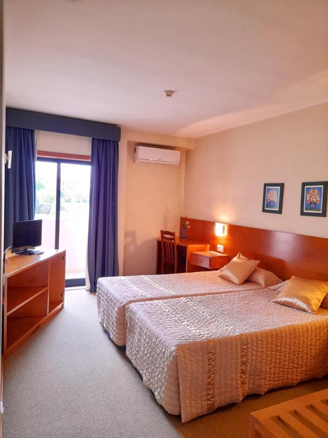 Quarto com 2 Camas de Solteiro