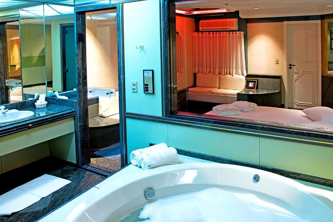 Suite with Spa Bath,1037942914:JPEG