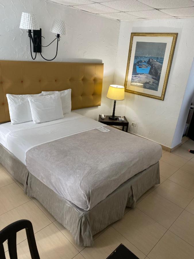 Standard Room One Queen Bed,1039486180:JPEG