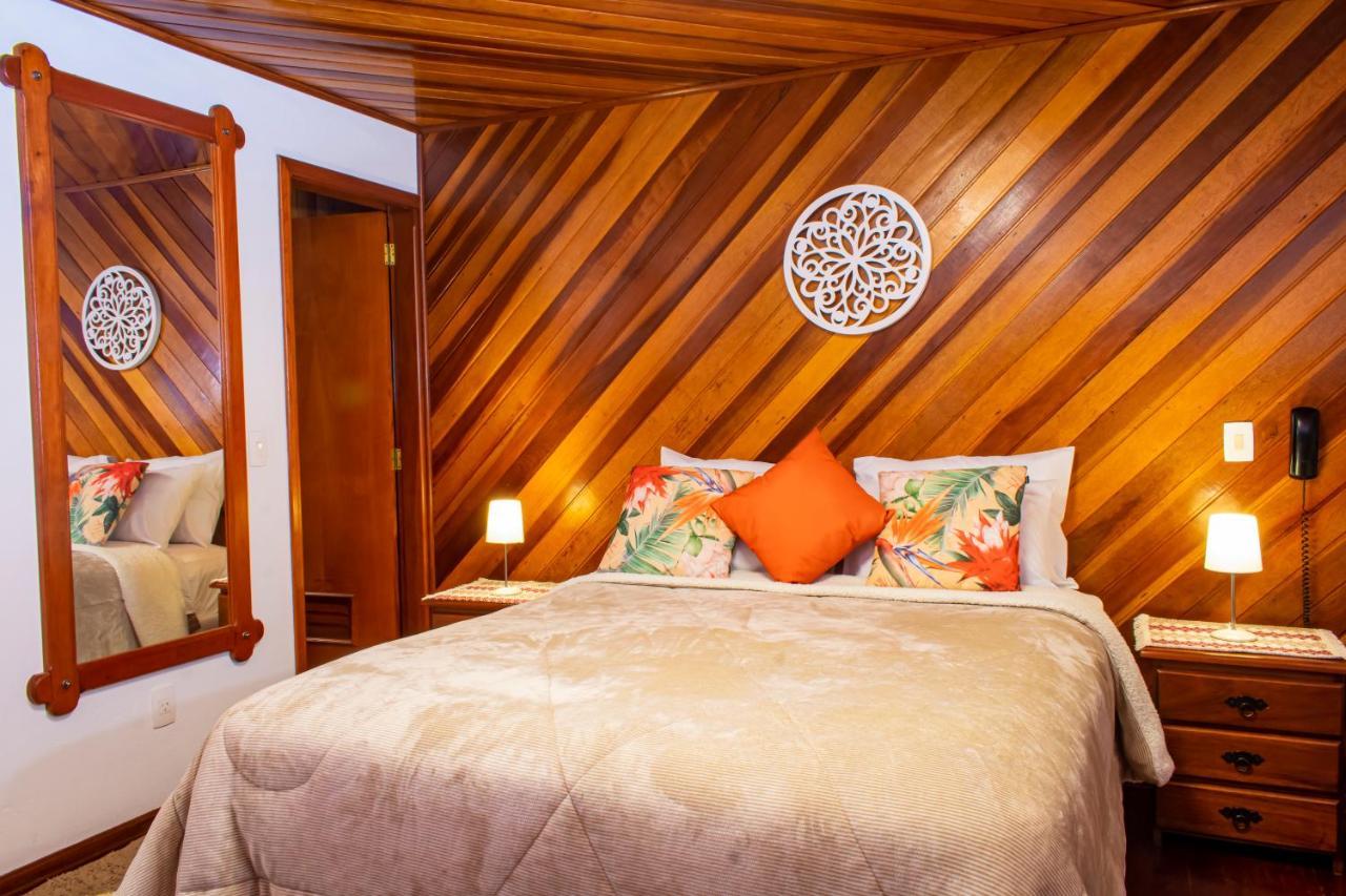 Chalé Luxo com Banheira de Hidromassagem e Varanda com Vista das Montanhas