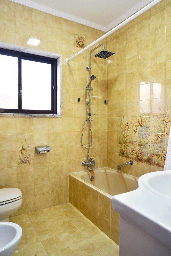 Habitación Doble con balcón y baño compartido
