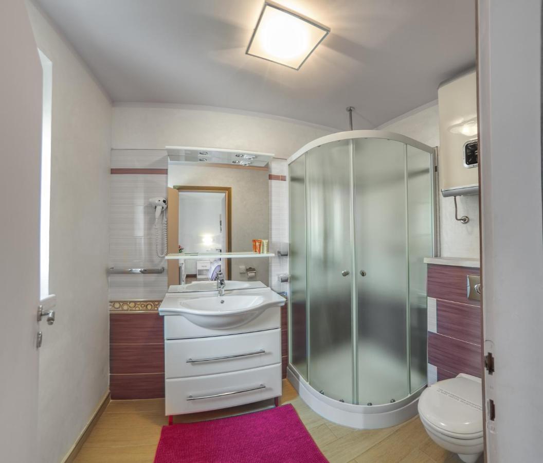 Kamer met Queensize Bed en Balkon