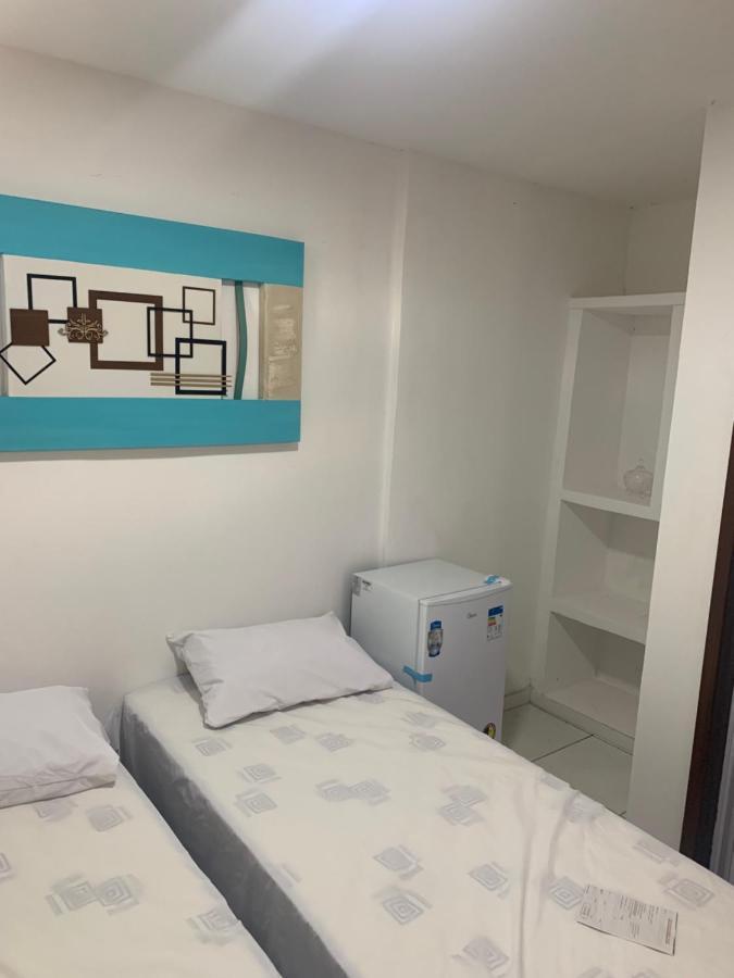 Quarto com 2 Camas de Solteiro e Banheiro
