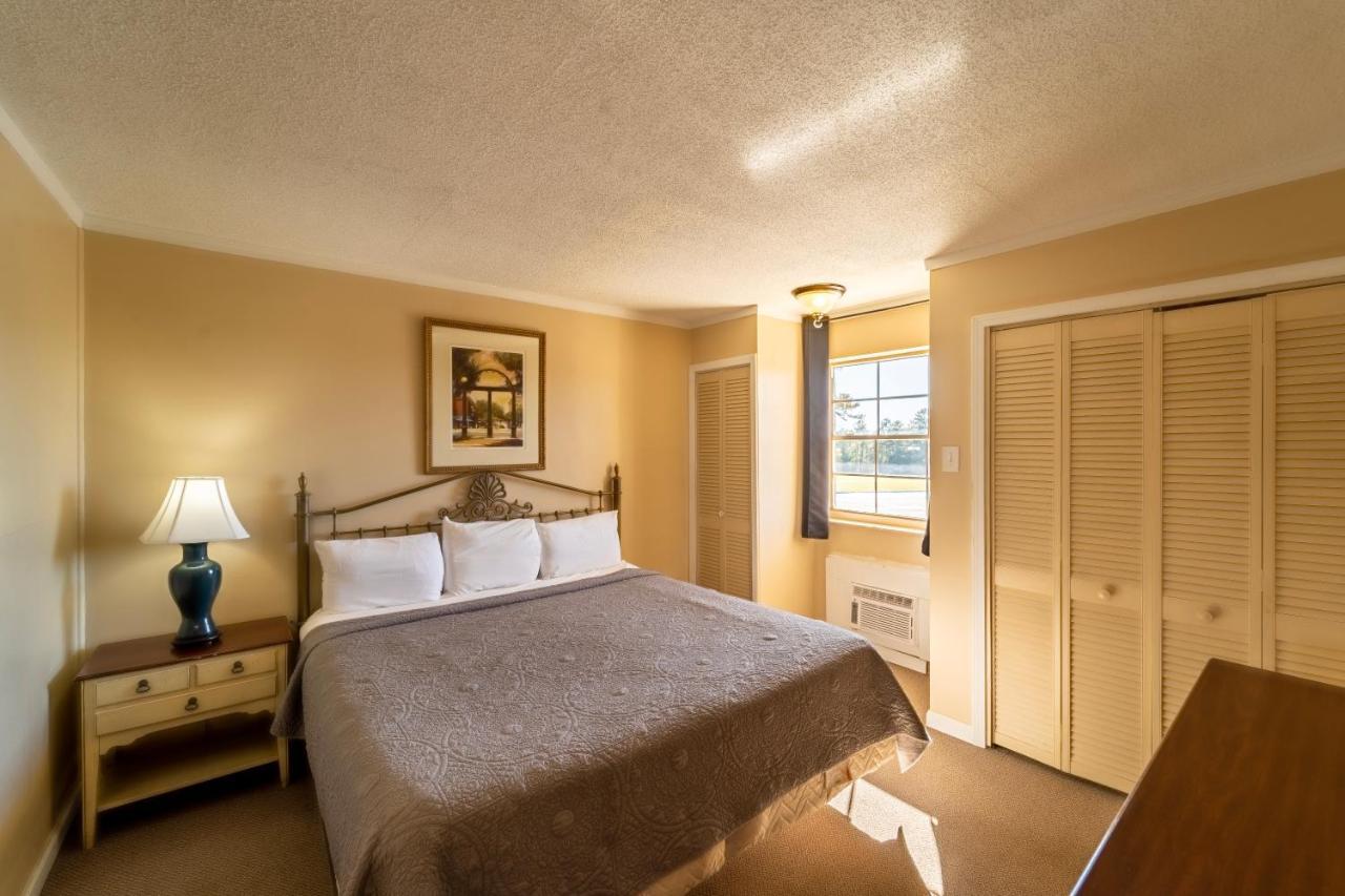 Queen Suite with Golf Course View - Ground Level