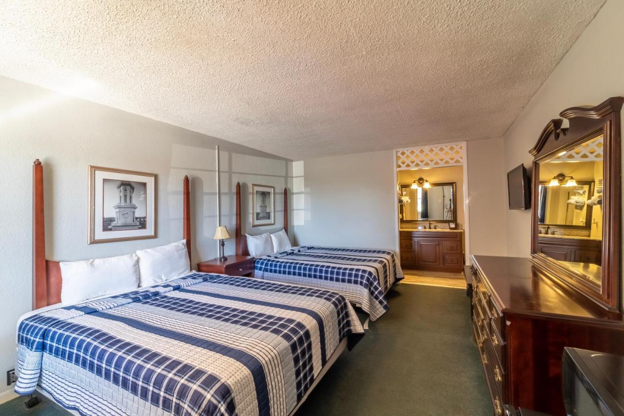 Queen Room with Golf Course View - Ground Level