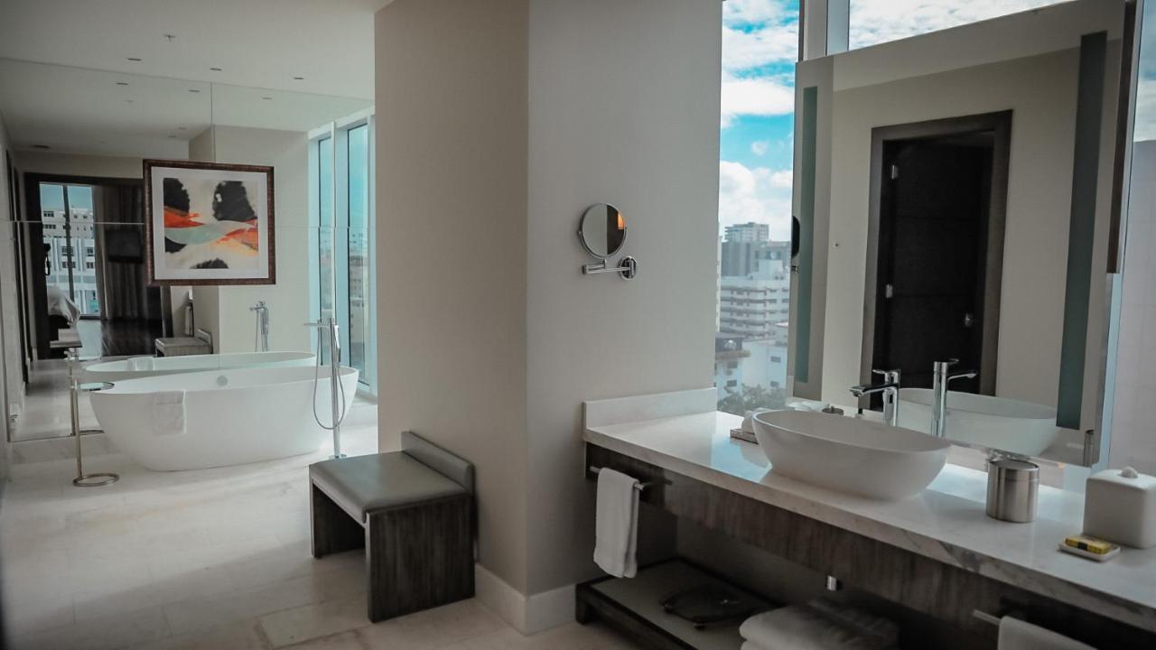 Suite de 1 dormitorio con vistas a la piscina