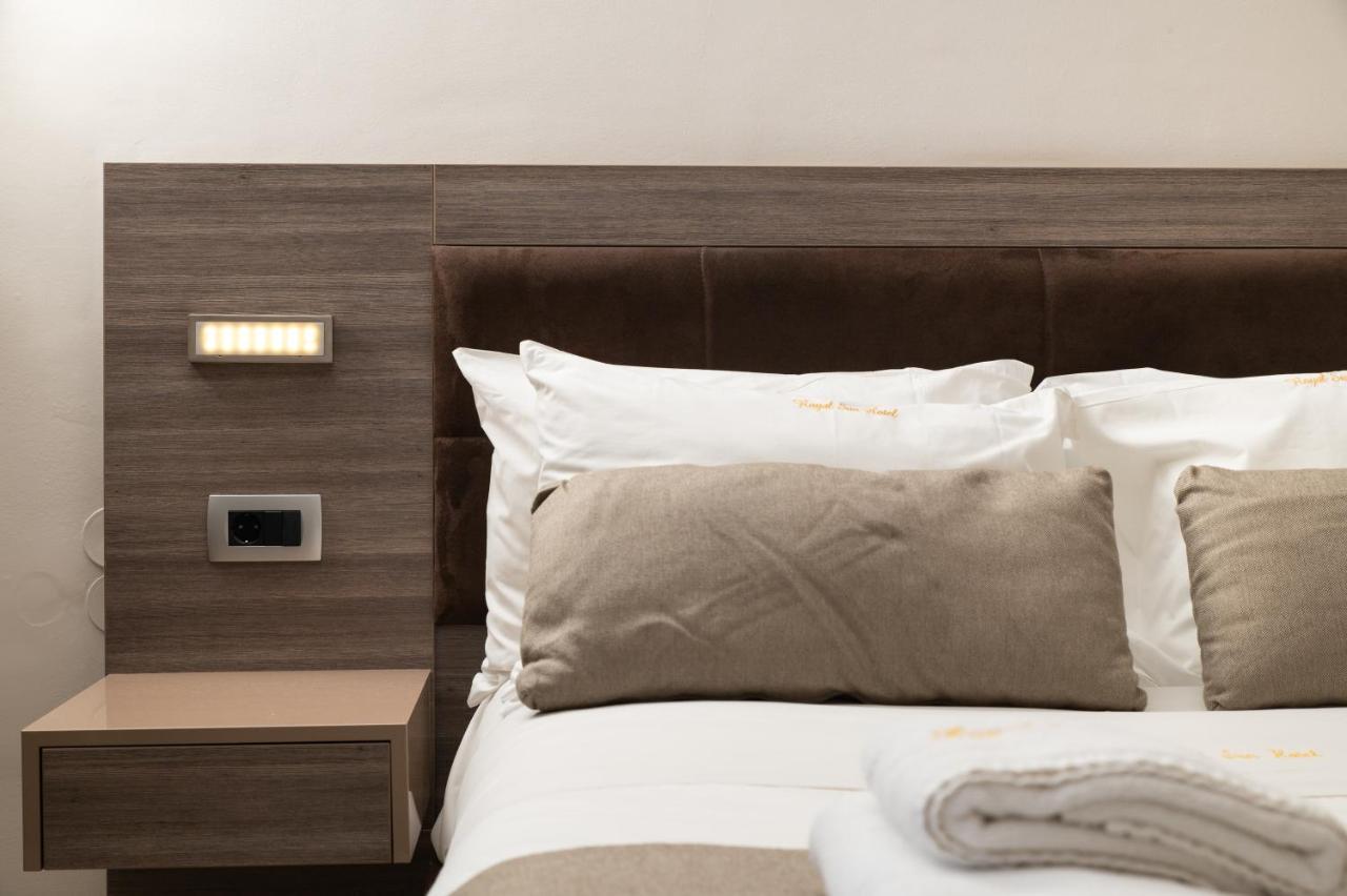Kamer met twee aparte bedden met gedeeltelijk uitzicht op de stad