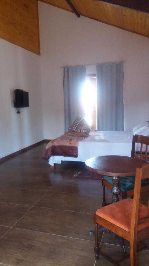 Quarto com Cama Queen-size e Banheira de Hidromassagem