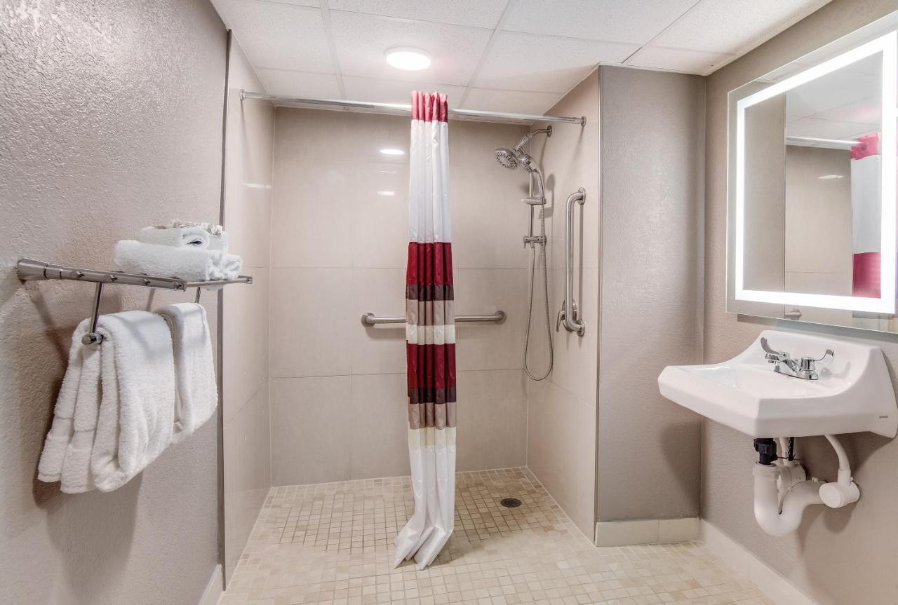 Superior King Room Disability Access Roll-ln Shower Non-Smoking