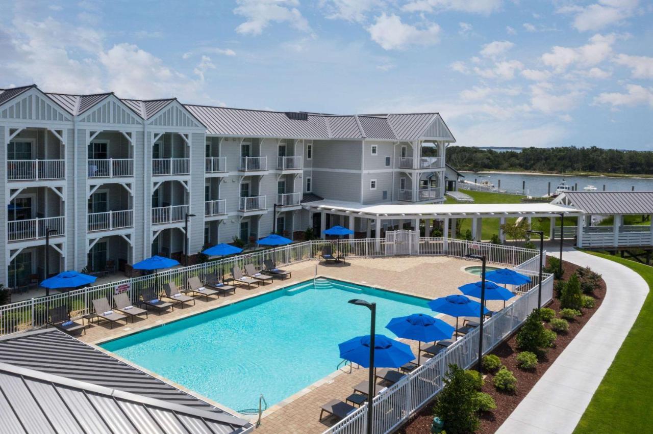 Queen Pool View