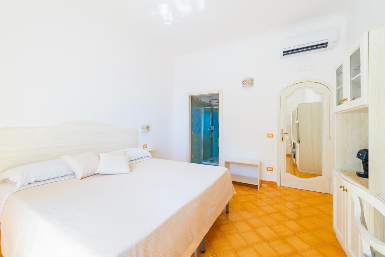 Habitación con cama extragrande y vistas al mar
