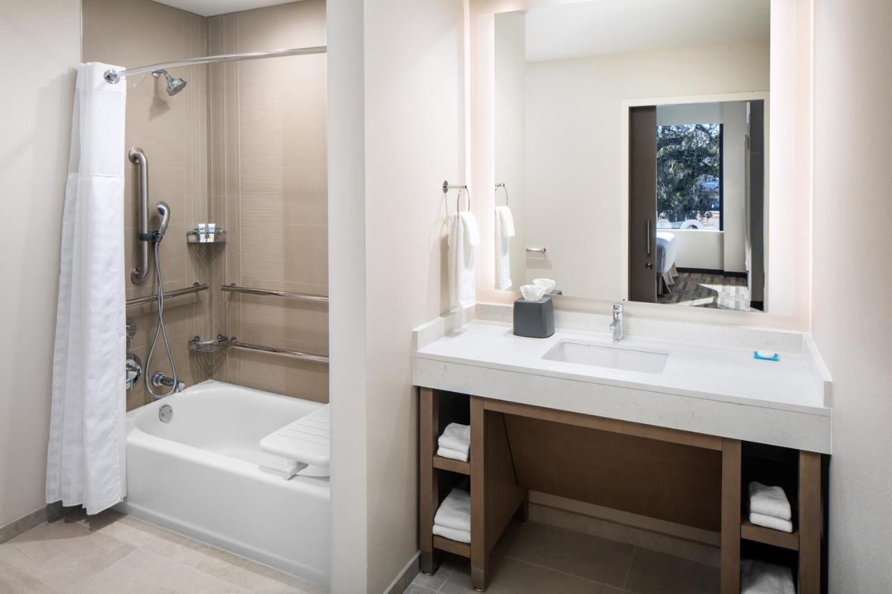 Studio Suite with Two Queen Beds with Sofa Bed, Kitchen and Tub - Disability Access