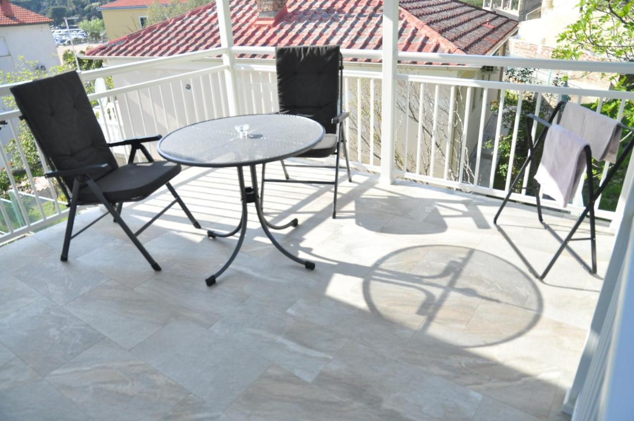 Zimmer mit Kingsize-Bett und Balkon