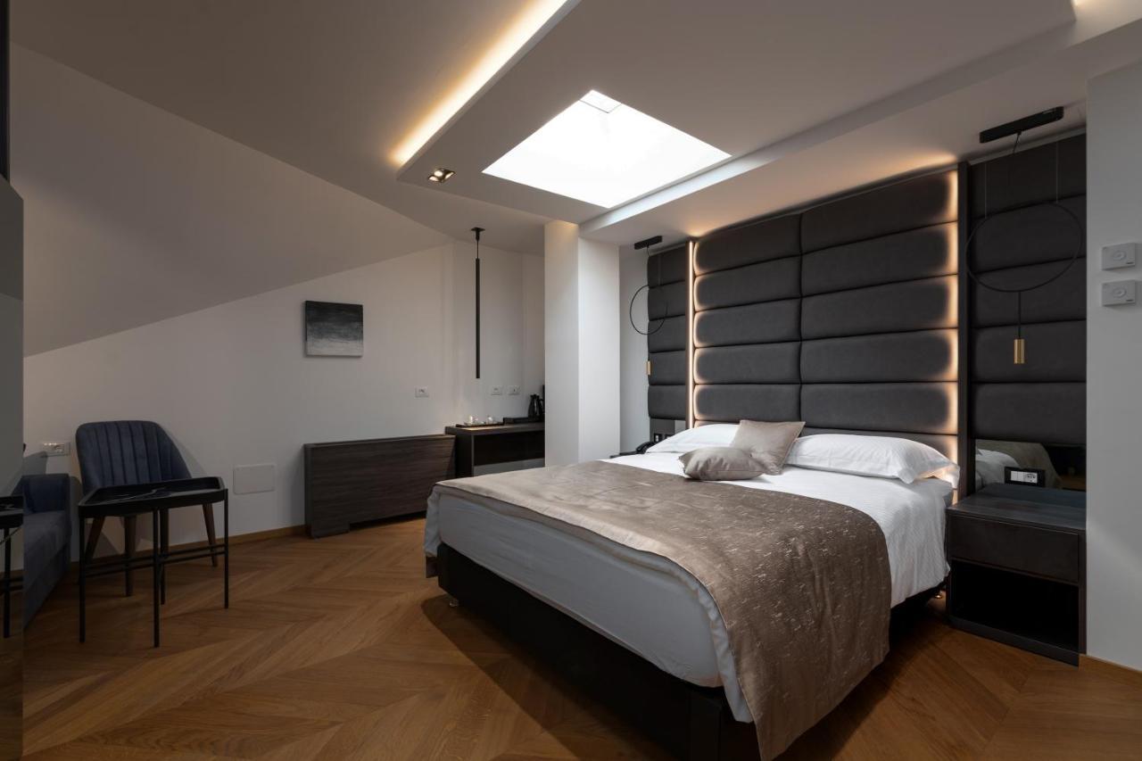 Camera Matrimoniale Deluxe con Letto Supplementare - Mansarda con Finestra sul Tetto