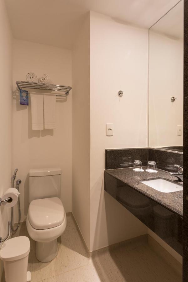 Quarto executivo com 2 camas de solteiro