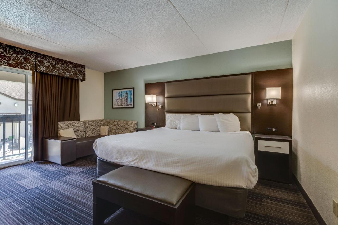 King Room Balcony or Patio Complimentary Happy Hour M-Sa
