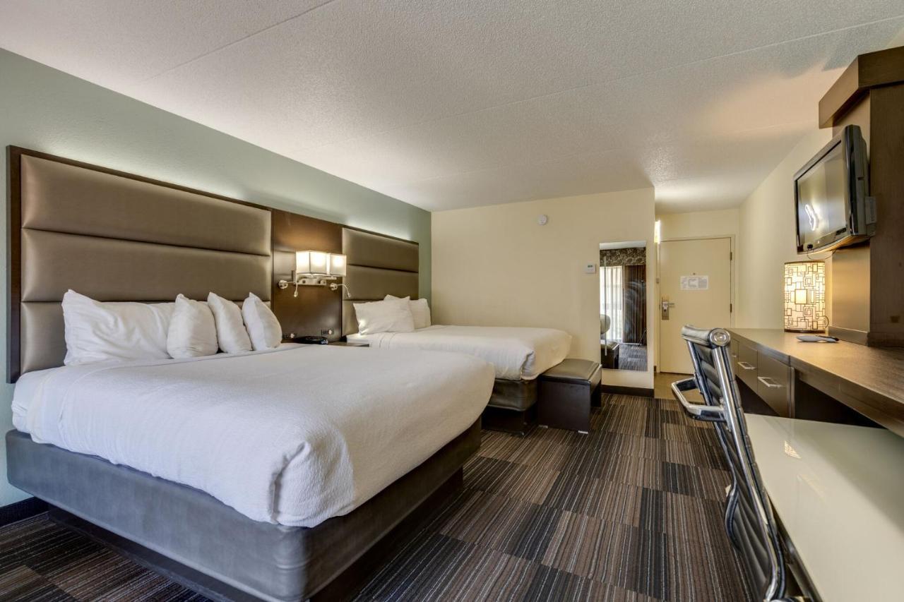 Queen Room Two Queen Beds Complimentary Happy Hour M-Sa