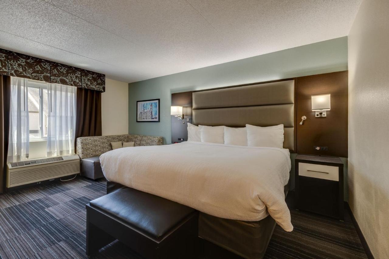 King Room Complimentary Happy Hour M-Sa